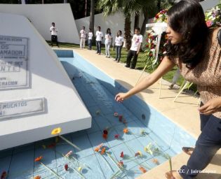 Pueblo coloca ofrendas florales en honor al Comandante Carlos Fonseca