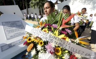 Pueblo coloca ofrendas florales en honor al Comandante Carlos Fonseca