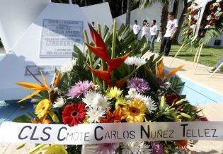 Pueblo coloca ofrendas florales en honor al Comandante Carlos Fonseca
