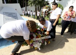 Pueblo coloca ofrendas florales en honor al Comandante Carlos Fonseca