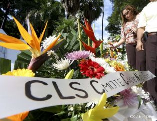Pueblo coloca ofrendas florales en honor al Comandante Carlos Fonseca