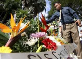 Pueblo coloca ofrendas florales en honor al Comandante Carlos Fonseca