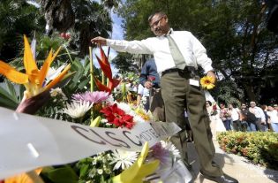 Pueblo coloca ofrendas florales en honor al Comandante Carlos Fonseca
