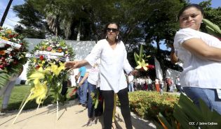 Pueblo coloca ofrendas florales en honor al Comandante Carlos Fonseca