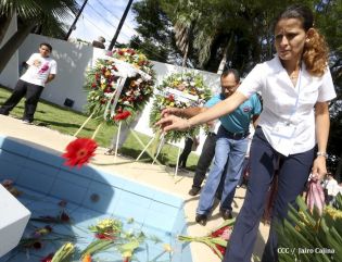 Pueblo coloca ofrendas florales en honor al Comandante Carlos Fonseca