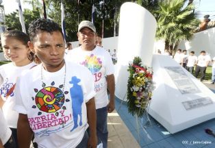 Pueblo coloca ofrendas florales en honor al Comandante Carlos Fonseca