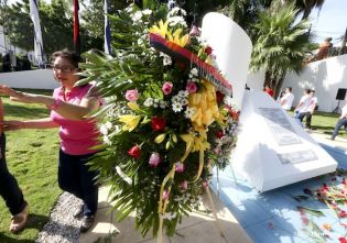 Pueblo coloca ofrendas florales en honor al Comandante Carlos Fonseca