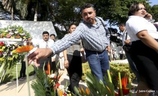 Pueblo coloca ofrendas florales en honor al Comandante Carlos Fonseca