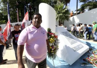Pueblo coloca ofrendas florales en honor al Comandante Carlos Fonseca