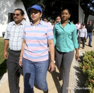 Pueblo coloca ofrendas florales en honor al Comandante Carlos Fonseca