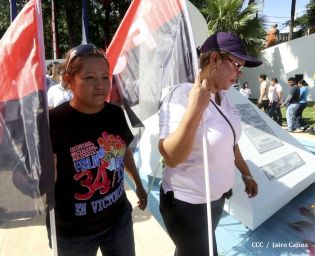 Pueblo coloca ofrendas florales en honor al Comandante Carlos Fonseca