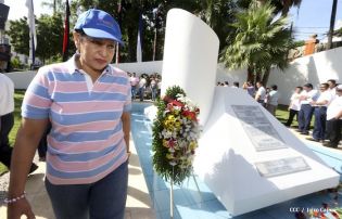Pueblo coloca ofrendas florales en honor al Comandante Carlos Fonseca