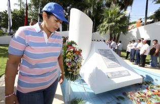 Pueblo coloca ofrendas florales en honor al Comandante Carlos Fonseca