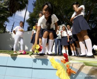 Pueblo coloca ofrendas florales en honor al Comandante Carlos Fonseca