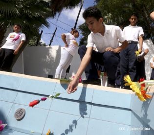 Pueblo coloca ofrendas florales en honor al Comandante Carlos Fonseca
