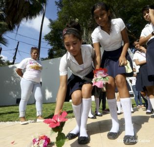 Pueblo coloca ofrendas florales en honor al Comandante Carlos Fonseca