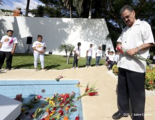 Pueblo coloca ofrendas florales en honor al Comandante Carlos Fonseca