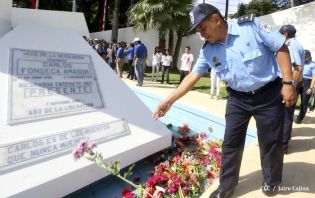 Pueblo coloca ofrendas florales en honor al Comandante Carlos Fonseca