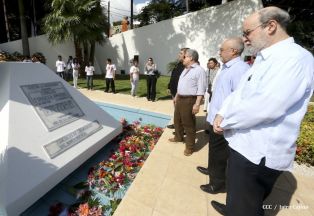 Pueblo coloca ofrendas florales en honor al Comandante Carlos Fonseca