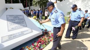 Pueblo coloca ofrendas florales en honor al Comandante Carlos Fonseca