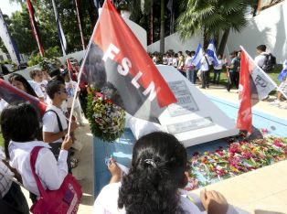 Pueblo coloca ofrendas florales en honor al Comandante Carlos Fonseca