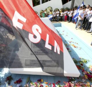 Pueblo coloca ofrendas florales en honor al Comandante Carlos Fonseca