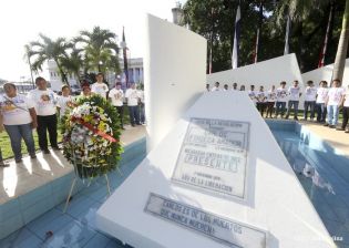 Pueblo coloca ofrendas florales en honor al Comandante Carlos Fonseca