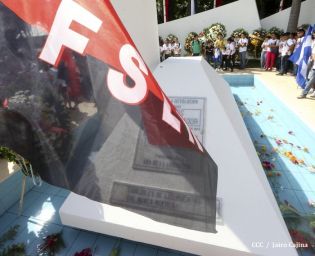 Pueblo coloca ofrendas florales en honor al Comandante Carlos Fonseca