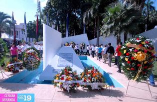 Pueblo coloca ofrendas florales en honor al Comandante Carlos Fonseca