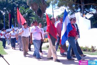 Pueblo coloca ofrendas florales en honor al Comandante Carlos Fonseca