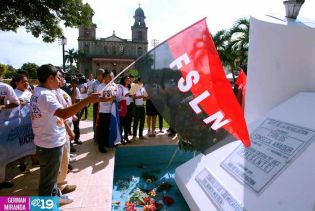 Pueblo coloca ofrendas florales en honor al Comandante Carlos Fonseca