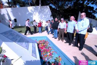 Pueblo coloca ofrendas florales en honor al Comandante Carlos Fonseca