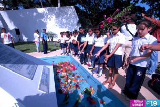 Pueblo coloca ofrendas florales en honor al Comandante Carlos Fonseca