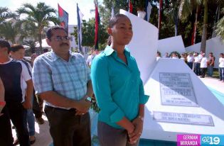 Pueblo coloca ofrendas florales en honor al Comandante Carlos Fonseca