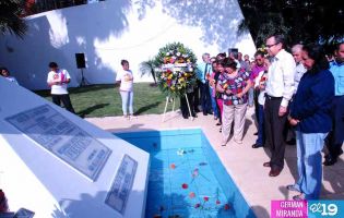 Pueblo coloca ofrendas florales en honor al Comandante Carlos Fonseca
