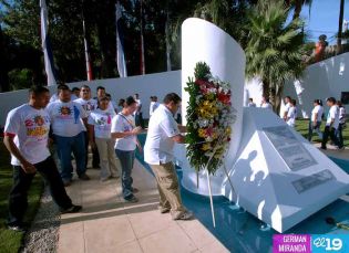 Pueblo coloca ofrendas florales en honor al Comandante Carlos Fonseca