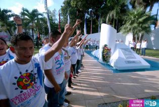 Pueblo coloca ofrendas florales en honor al Comandante Carlos Fonseca