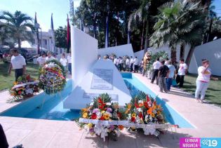 Pueblo coloca ofrendas florales en honor al Comandante Carlos Fonseca