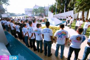 Pueblo coloca ofrendas florales en honor al Comandante Carlos Fonseca