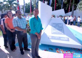 Pueblo coloca ofrendas florales en honor al Comandante Carlos Fonseca