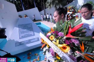 Pueblo coloca ofrendas florales en honor al Comandante Carlos Fonseca