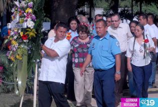 Pueblo coloca ofrendas florales en honor al Comandante Carlos Fonseca