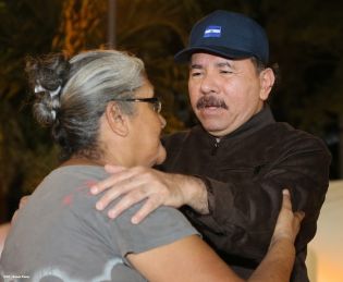 Daniel y Rosario rinden homenaje al Comandante Carlos Fonseca en el 37 Aniversario de su Tránsito a la Inmortalidad