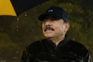 Daniel y Rosario rinden homenaje al Comandante Carlos Fonseca en el 37 Aniversario de su Tránsito a la Inmortalidad