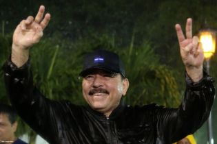 Daniel y Rosario rinden homenaje al Comandante Carlos Fonseca en el 37 Aniversario de su Tránsito a la Inmortalidad