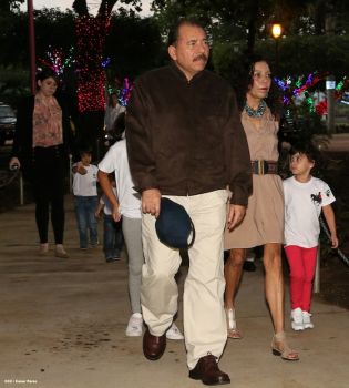 Daniel y Rosario rinden homenaje al Comandante Carlos Fonseca en el 37 Aniversario de su Tránsito a la Inmortalidad