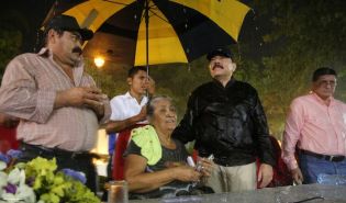 Daniel y Rosario rinden homenaje al Comandante Carlos Fonseca en el 37 Aniversario de su Tránsito a la Inmortalidad