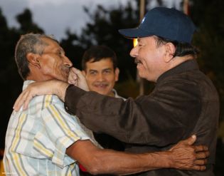 Daniel y Rosario rinden homenaje al Comandante Carlos Fonseca en el 37 Aniversario de su Tránsito a la Inmortalidad
