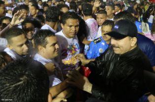 Daniel y Rosario rinden homenaje al Comandante Carlos Fonseca en el 37 Aniversario de su Tránsito a la Inmortalidad