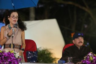 Daniel y Rosario rinden homenaje al Comandante Carlos Fonseca en el 37 Aniversario de su Tránsito a la Inmortalidad